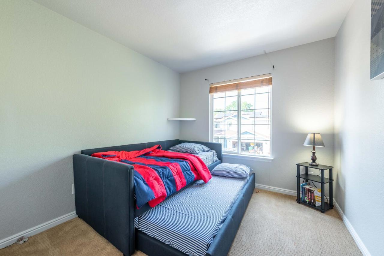 Spacious 4 Bedroom 3.5 Bathroom Residential Bed & Breakfast