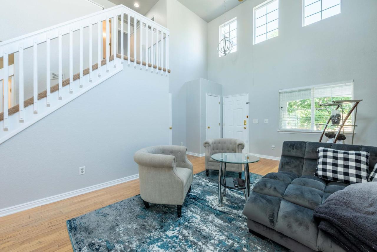 Spacious 4 Bedroom 3.5 Bathroom Residential Bed & Breakfast *