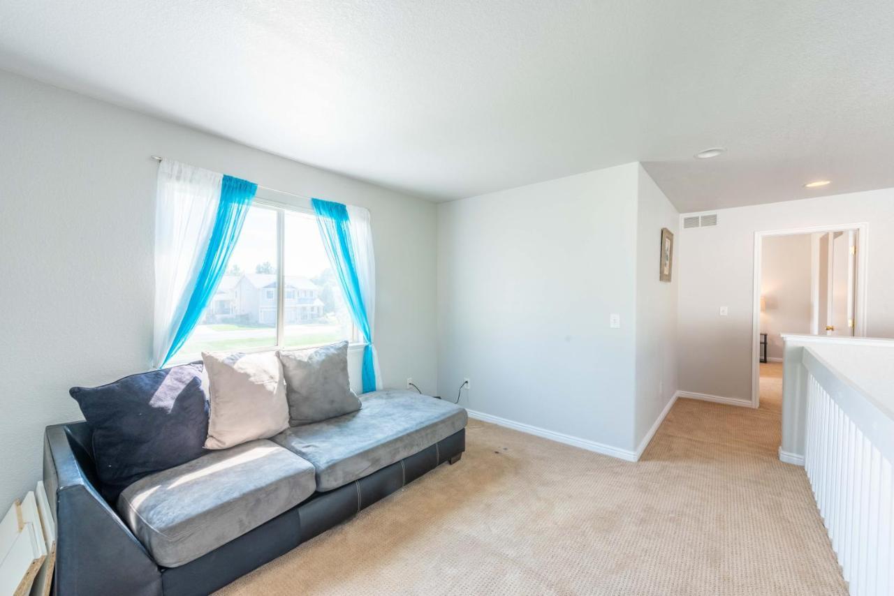Spacious 4 Bedroom 3.5 Bathroom Residential Denver