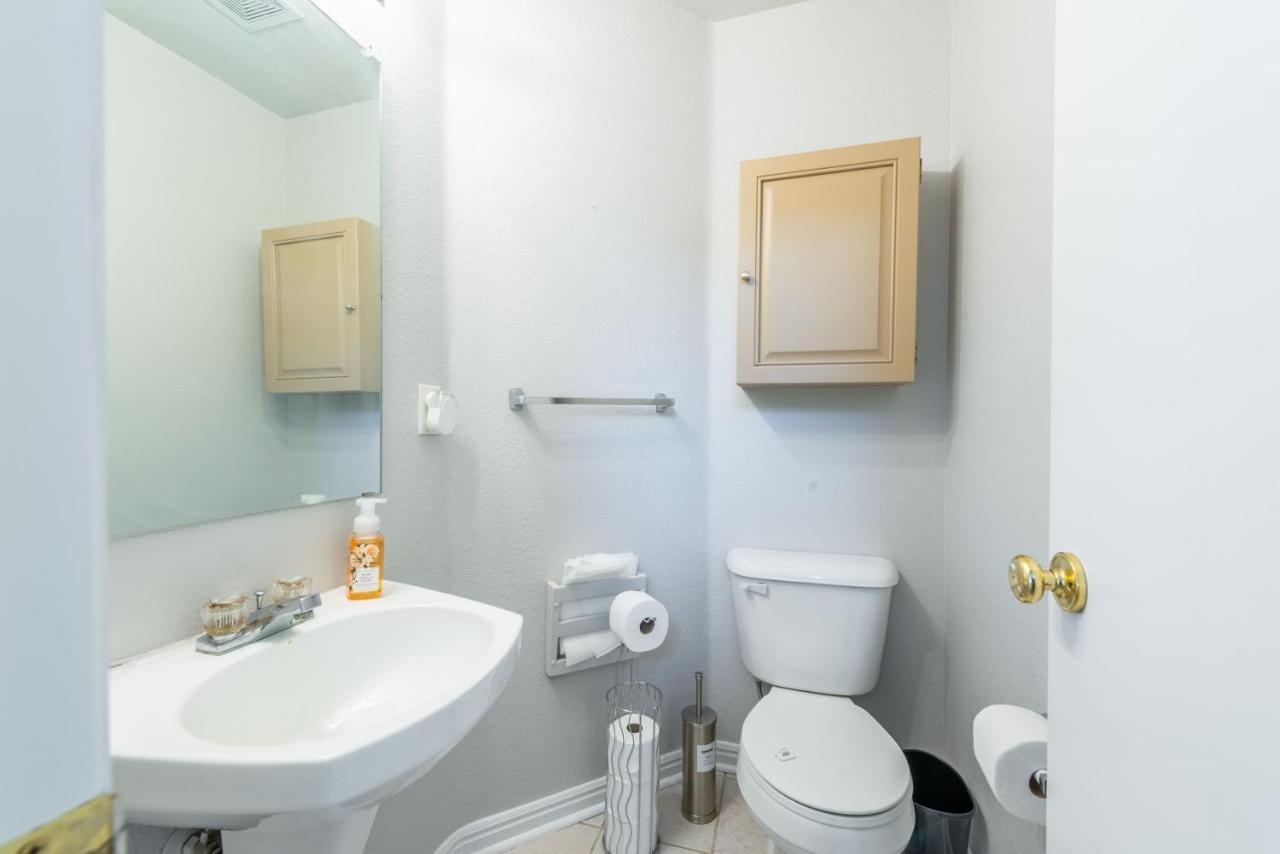Spacious 4 Bedroom 3.5 Bathroom Residential Bed & Breakfast Denver