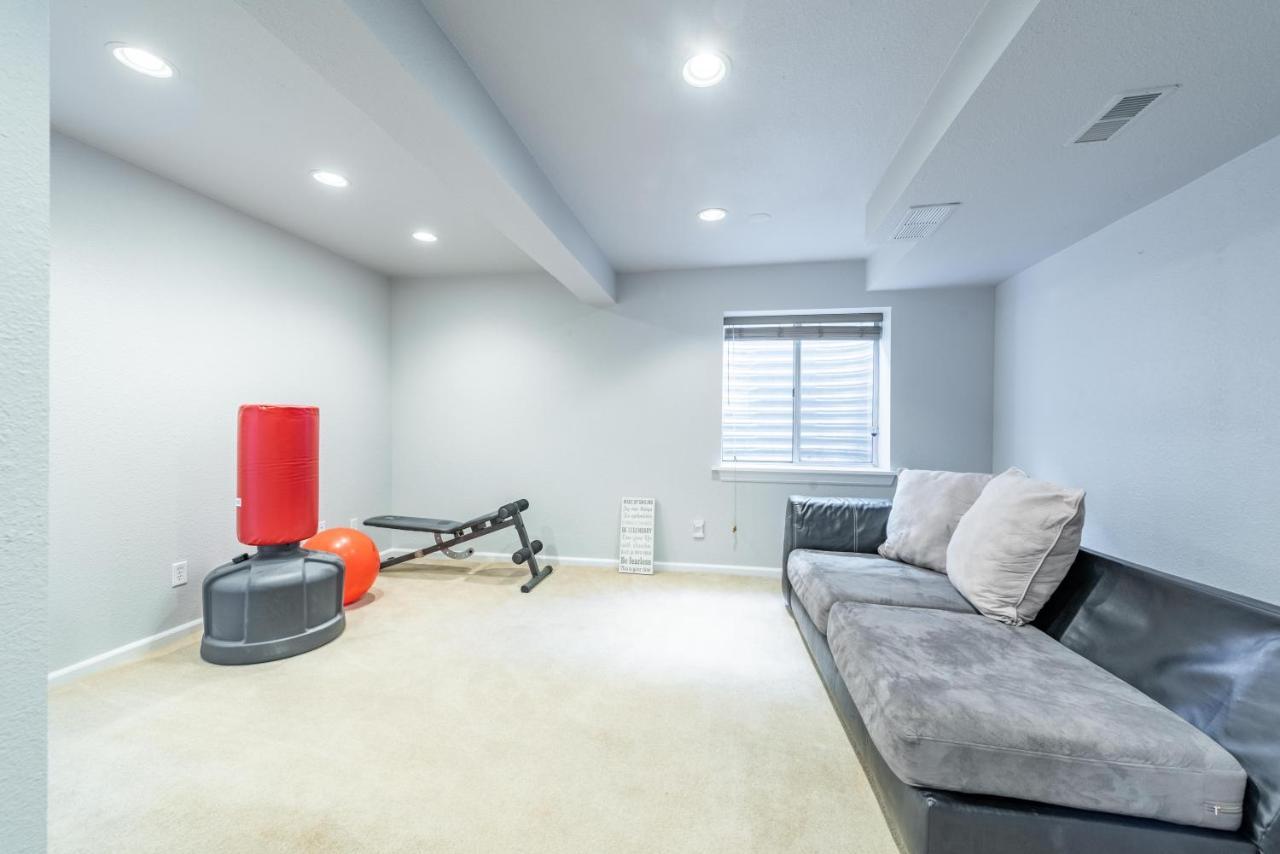Spacious 4 Bedroom 3.5 Bathroom Residential Bed & Breakfast *