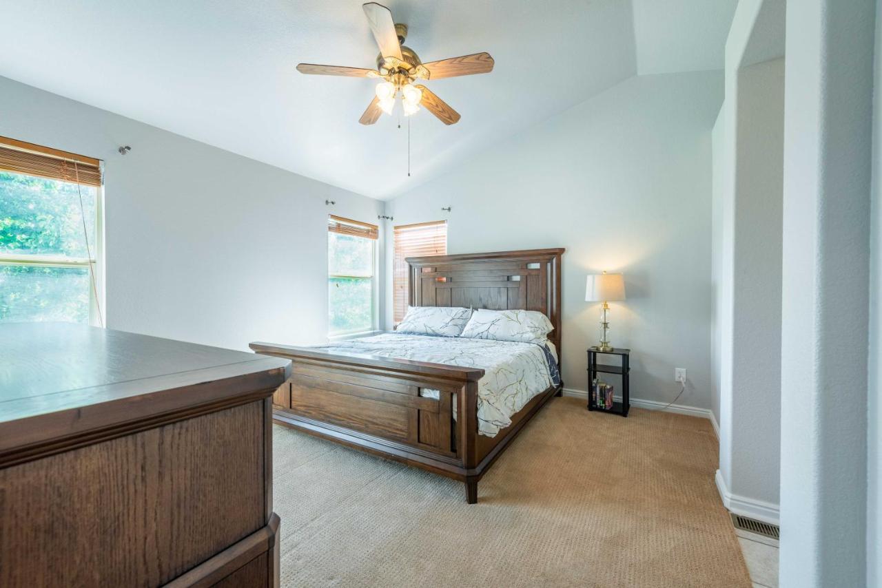 Spacious 4 Bedroom 3.5 Bathroom Residential Bed & Breakfast Denver