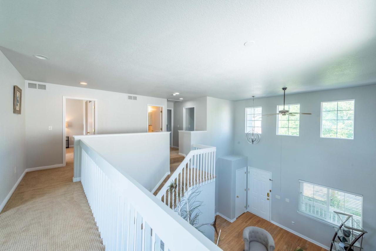 Spacious 4 Bedroom 3.5 Bathroom Residential Bed & Breakfast