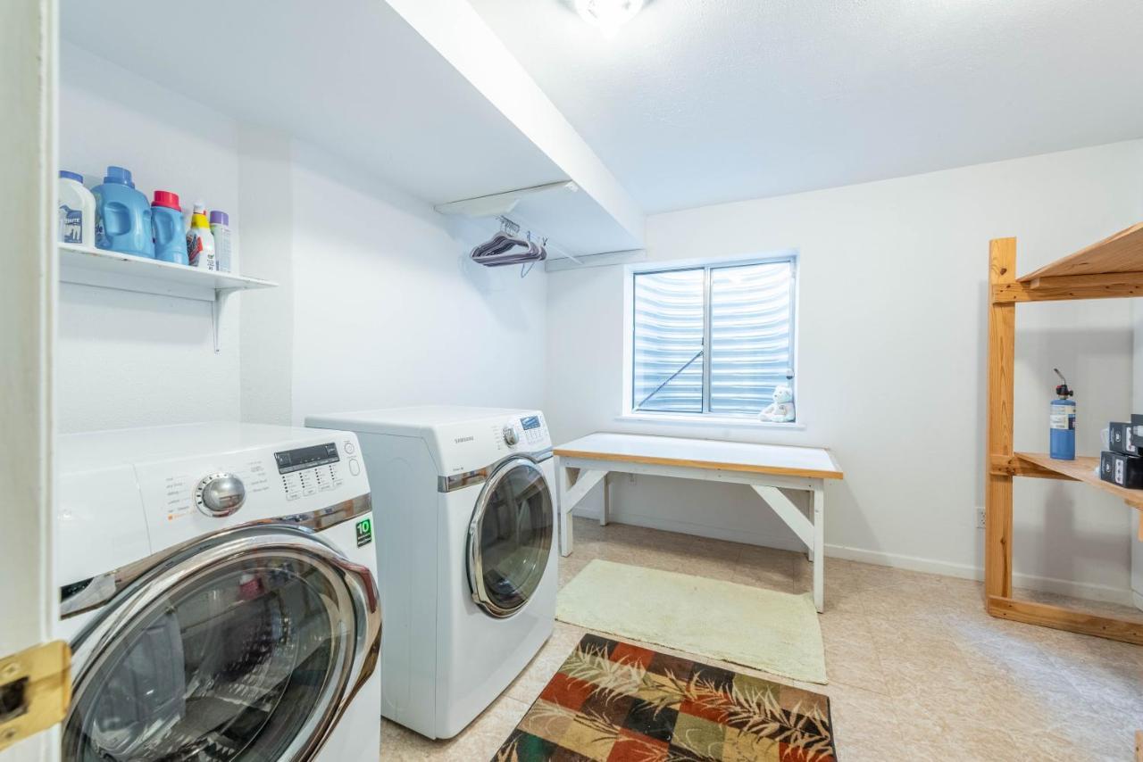 Spacious 4 Bedroom 3.5 Bathroom Residential Bed & Breakfast *