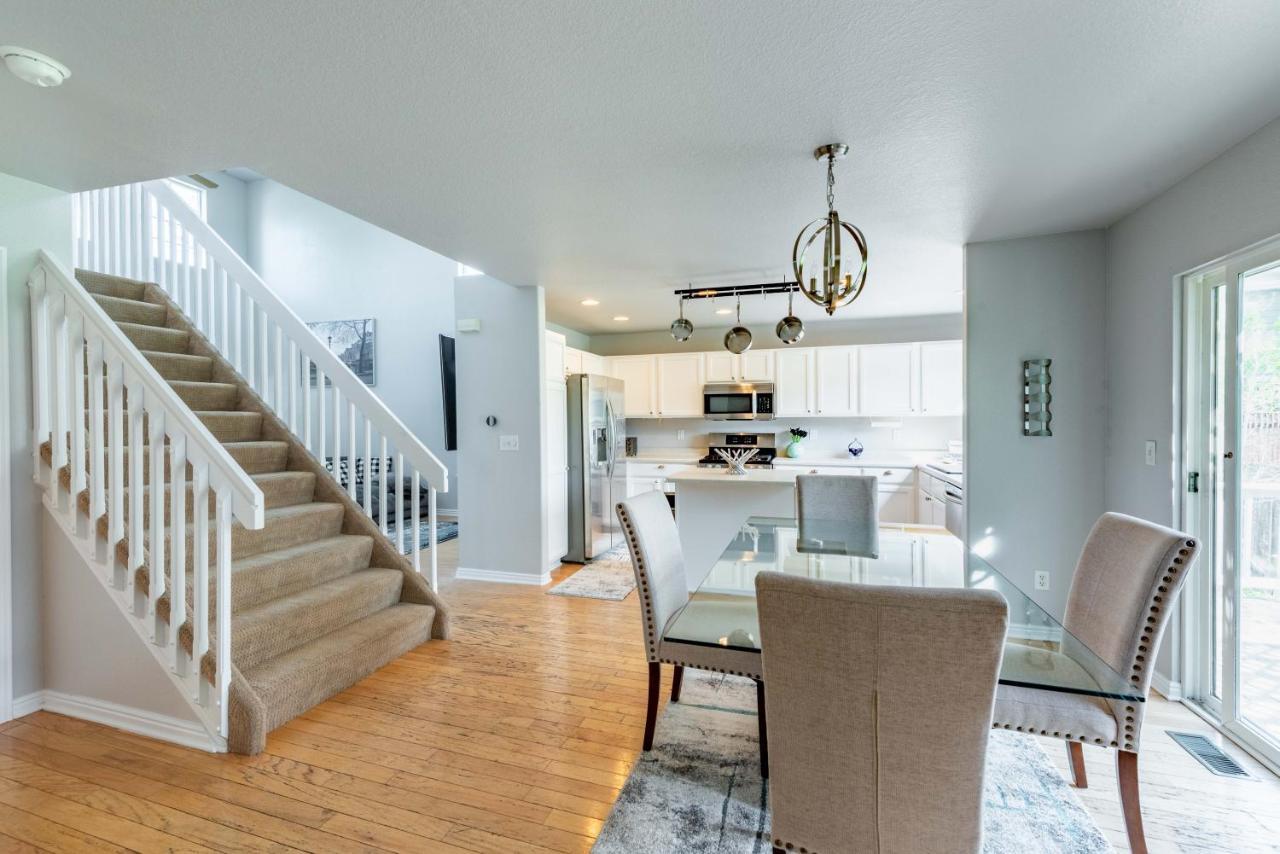 Spacious 4 Bedroom 3.5 Bathroom Residential Bed & Breakfast *