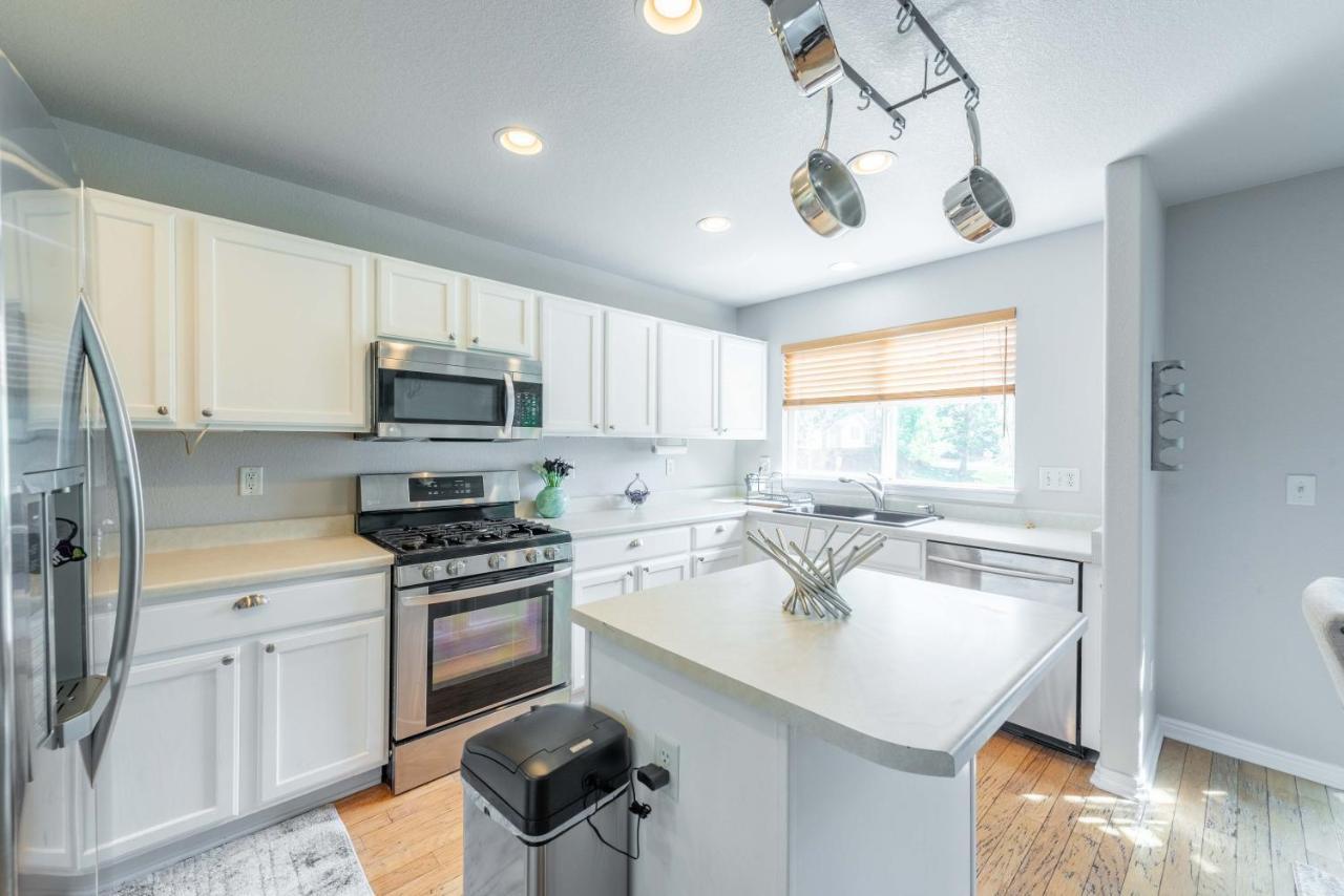 Spacious 4 Bedroom 3.5 Bathroom Residential Bed & Breakfast
