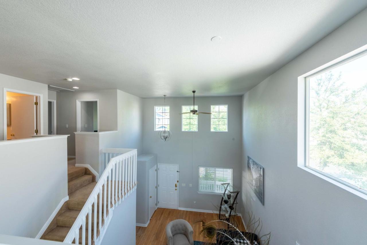Spacious 4 Bedroom 3.5 Bathroom Residential Bed & Breakfast *