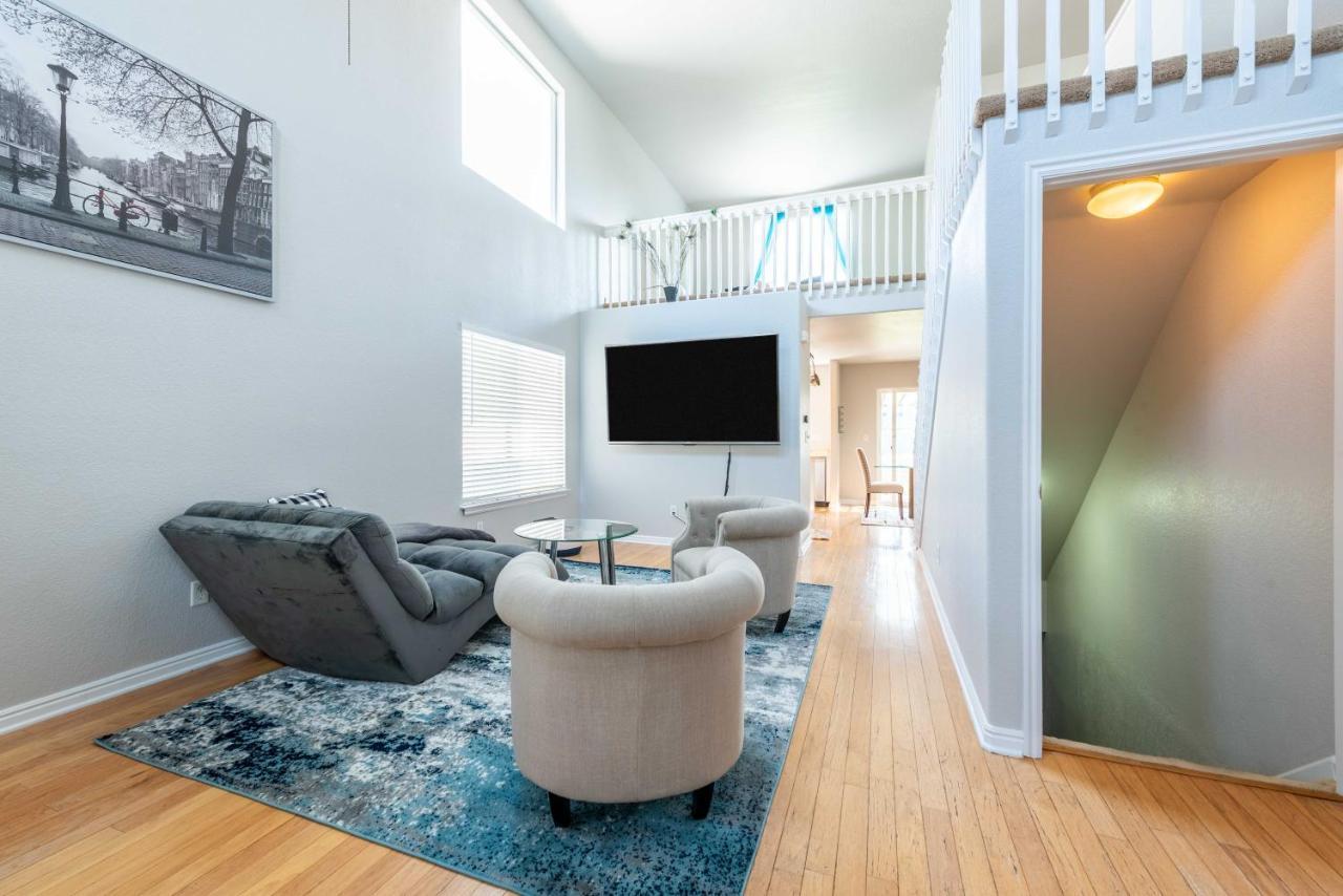 Spacious 4 Bedroom 3.5 Bathroom Residential Bed & Breakfast *